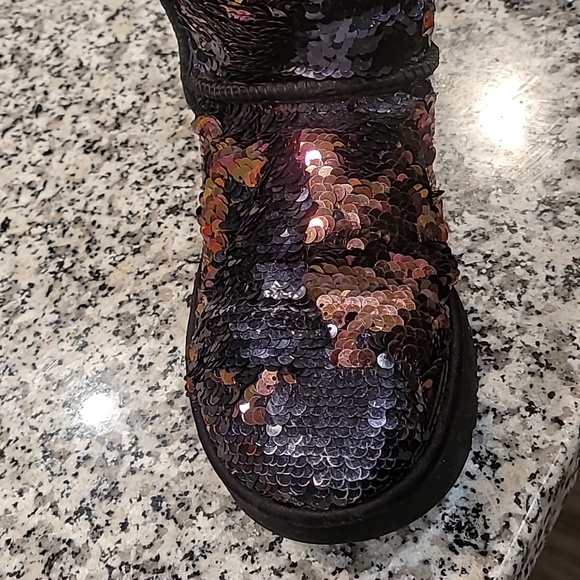 UGG BOOTS BLACK GOLD SEQUINS SIZE 7. WORN A FEW TIMES. GOOD CONDITION. - Picture 5 of 8